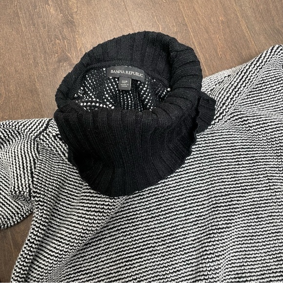 Banana Republic Black and White Turtleneck Sweater - Picture 6 of 7
